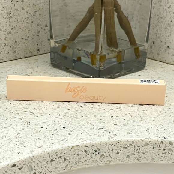 BASIC BEAUTY Gel Lip Liner Duo Latte & Cocoa - Picture 2 of 3